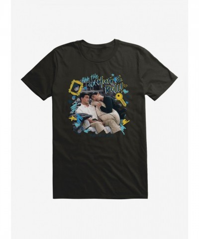 Chandler and Ross Friends Hug Comfortable Men's T-Shirt