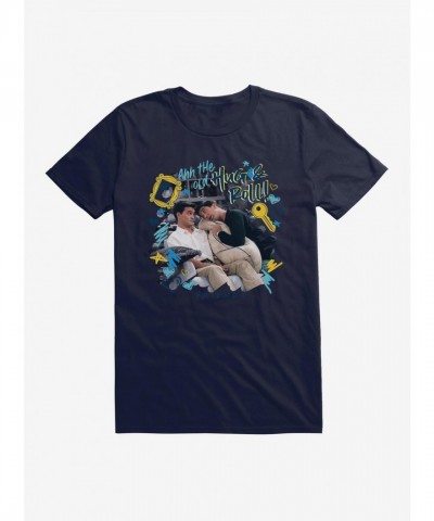 Chandler and Ross Friends Hug Comfortable Men's T-Shirt